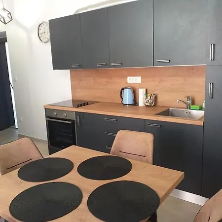 Stylish Apartment With Balcony In Quiet Area Near Old Town & Beach *