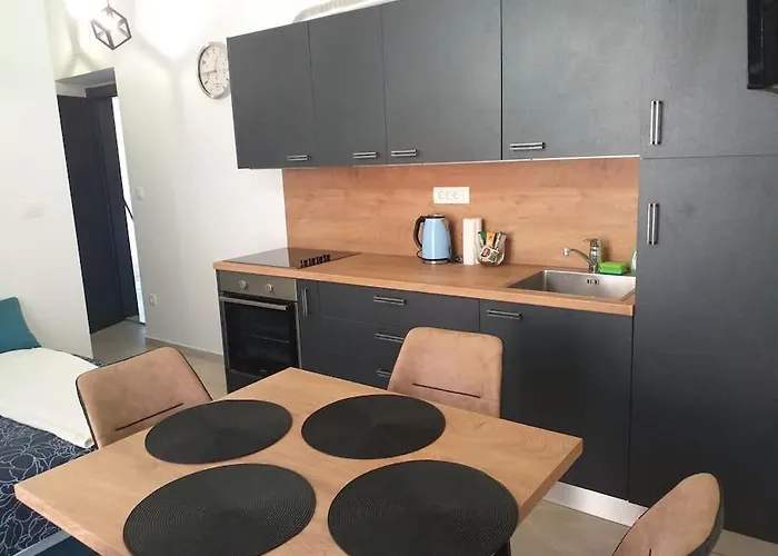 Stylish Apartment With Balcony In Quiet Area Near Old Town & Beach *